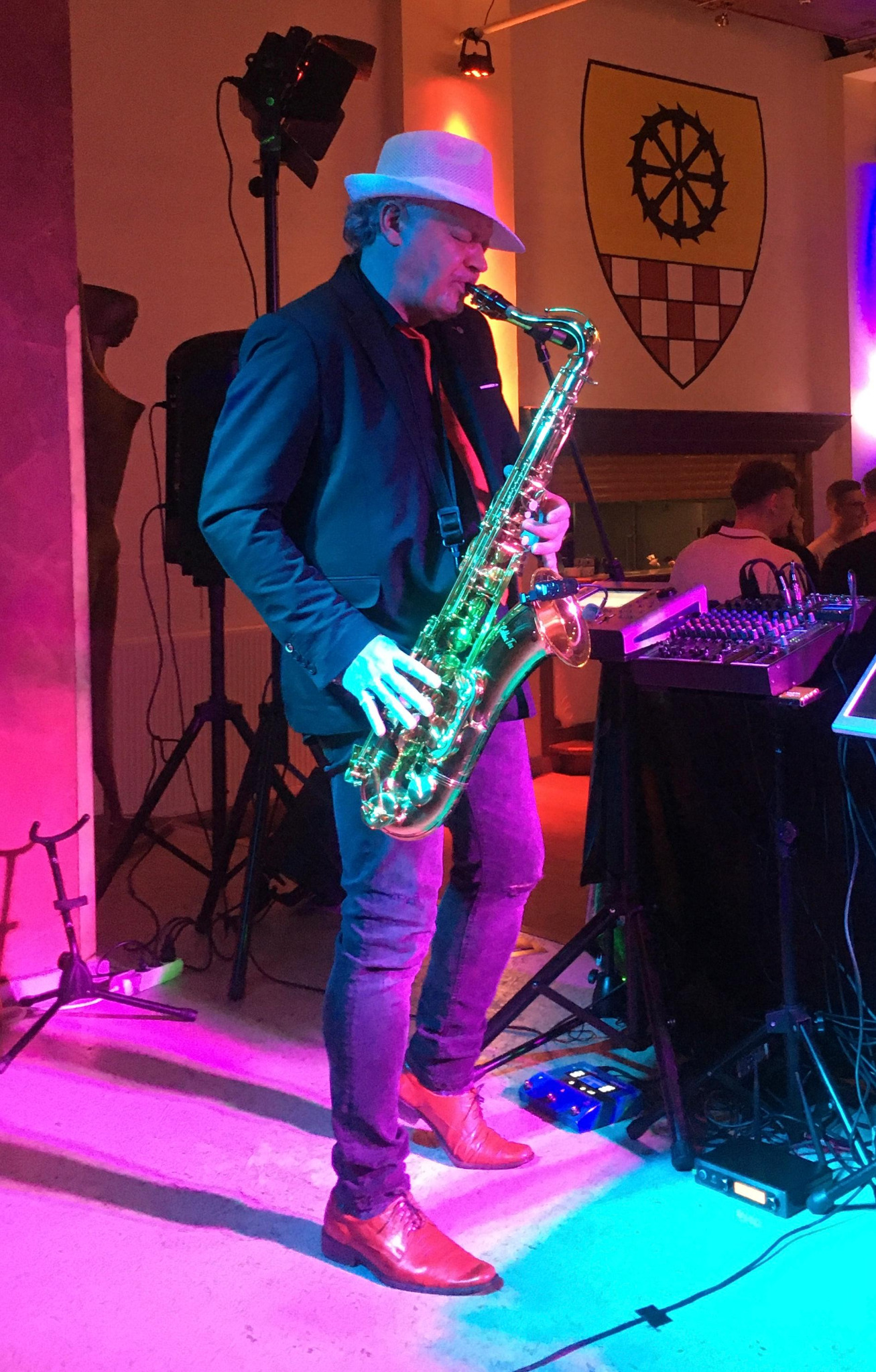 Andy live mit Saxophon auf der Bühne